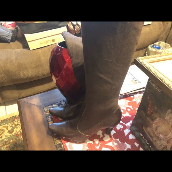 Boots and purses - Picture 4 of 8